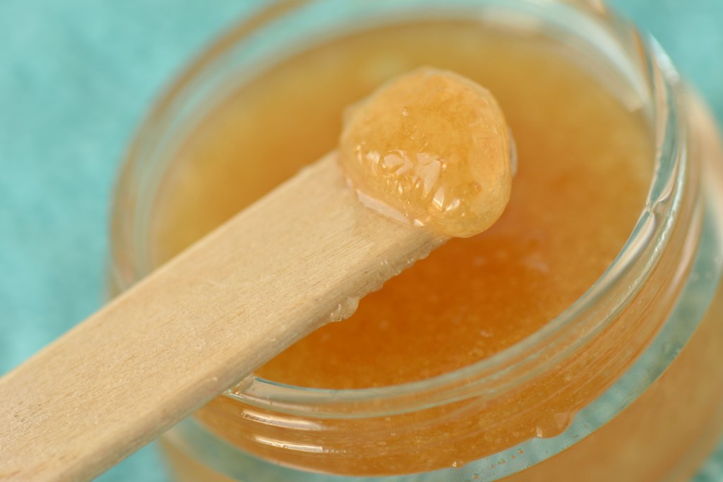 Aceite de oliva, azúcar y limón - Imagen: iStock