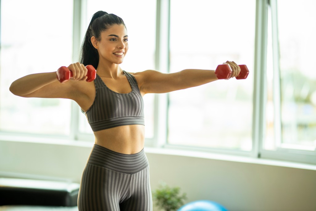 Mujer haciendo pesas - Imagen: iStock