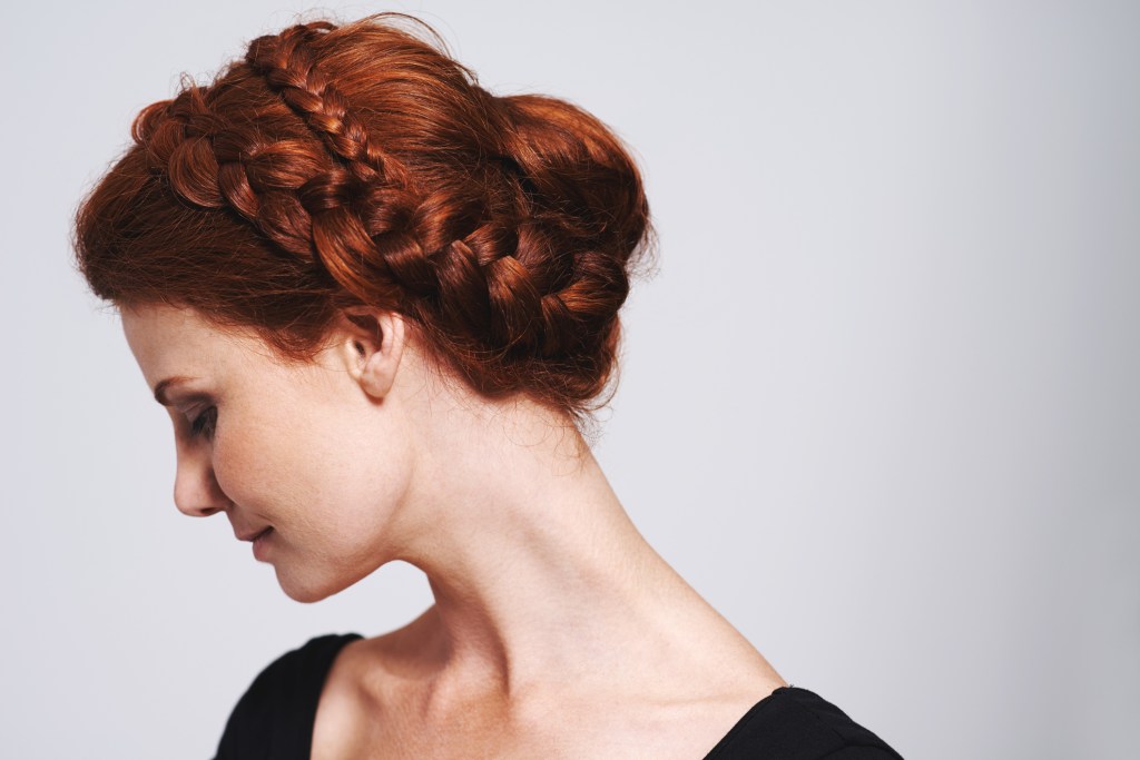 Recogido con trenza de raíz - Imagen: iStock