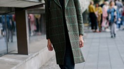 Street style traje negro y abrigo de cuadros