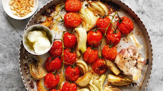 Tomates cherry asados con queso feta y migas de ajo