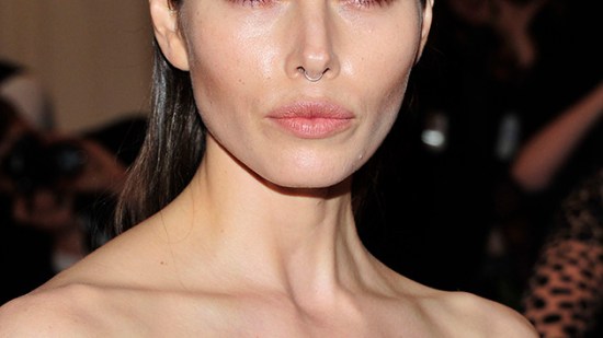 Septum temporal o definitivo. La nueva 'transgresión' beauty de las celebs