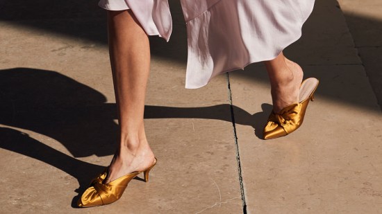 Conoce el protocolo para combinar faldas y zapatos