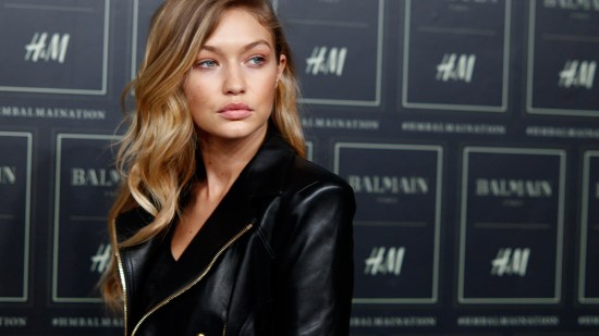 Los 8 imprescindibles en el armario de Gigi Hadid