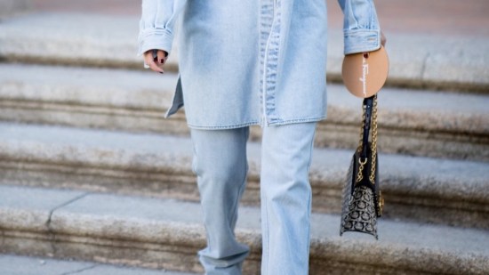 Denim on denim: cómo combinar varias prendas vaqueras de la forma más ‘cool’
