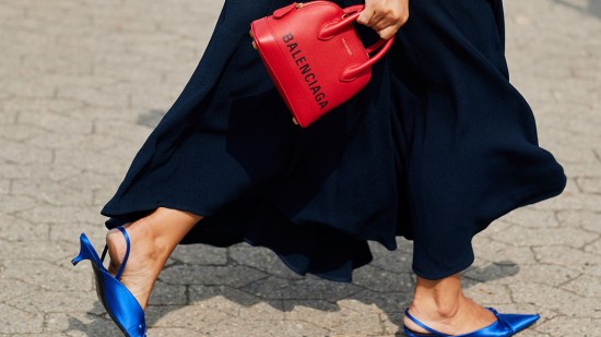 Looks de invitada: sandalias de tacón