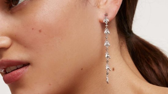 Pendientes largos: looks de invitada