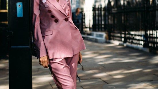 traje rosa tendencias street style