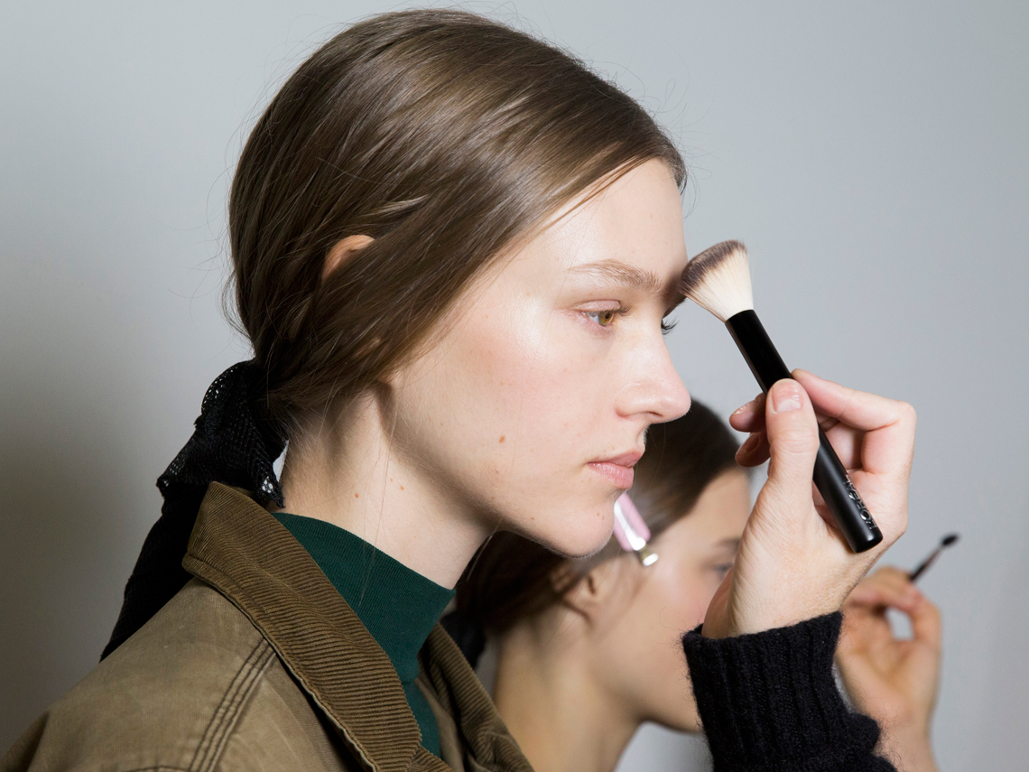 ¿Cuáles son las brochas de maquillaje para un neceser de viaje?