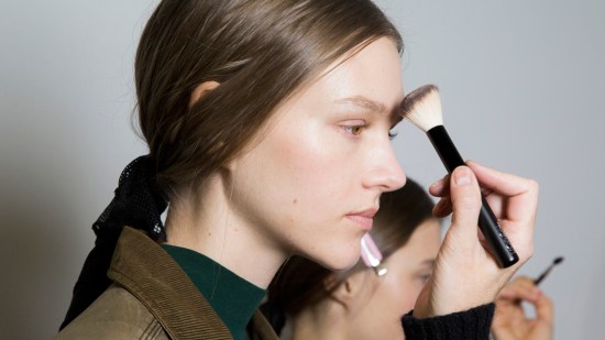¿Cuáles son las brochas de maquillaje para un neceser de viaje?