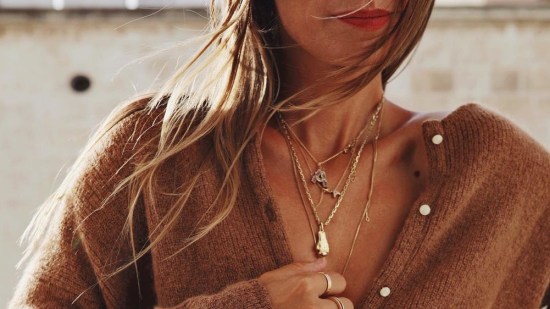 Este cárdigan enloquece a las parisinas que más saben de moda (y puedes hacerte con él)