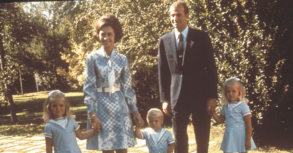 La reina Sofía  con Juan Carlos y sus tres hijos