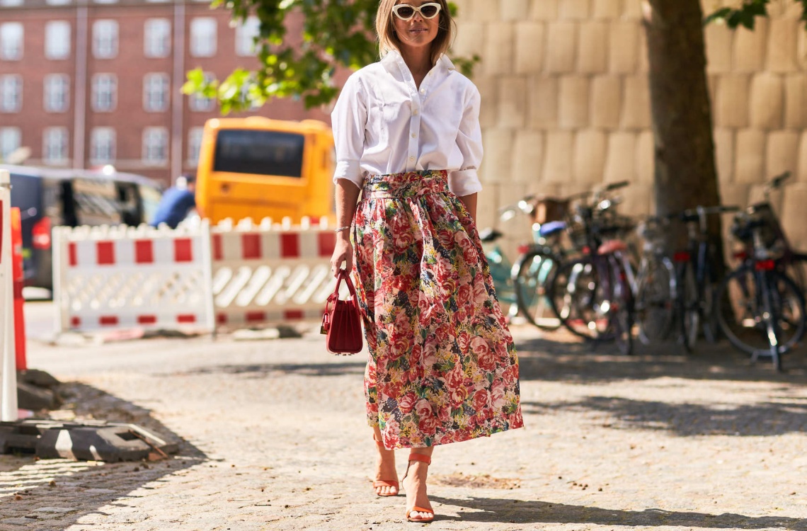 falda midi estampada street style