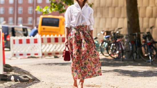 falda midi estampada street style