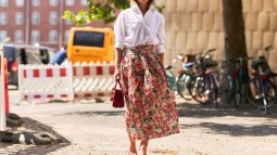 falda midi estampada street style