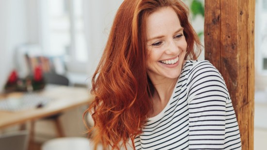 Dark red: el color de pelo más demandado de la temporada