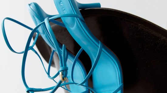 sandalias azules tiras