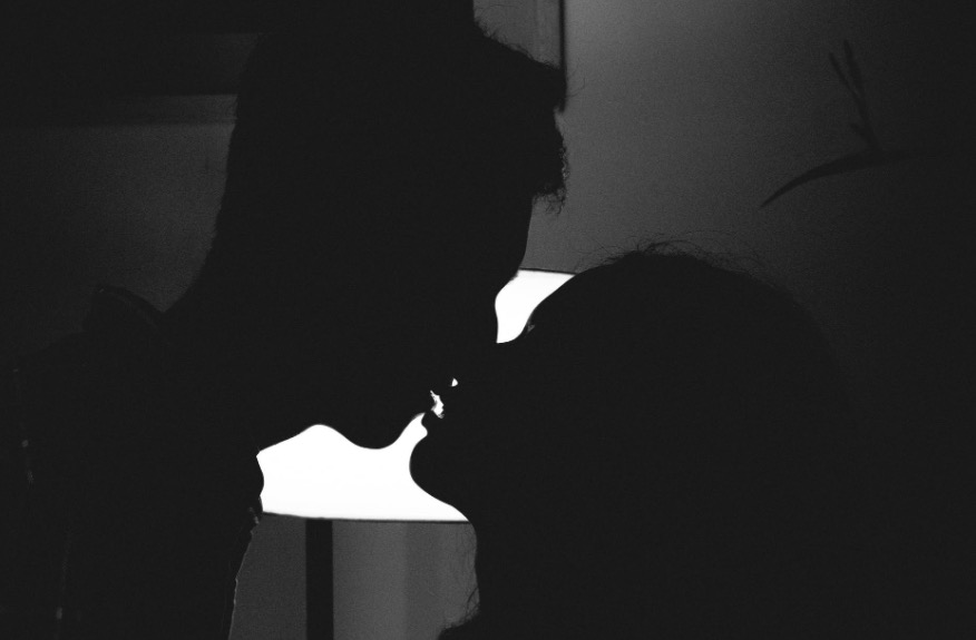 Silueta de una pareja - Imagen: Pexels