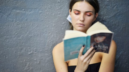 Feminismo modelo leyendo
