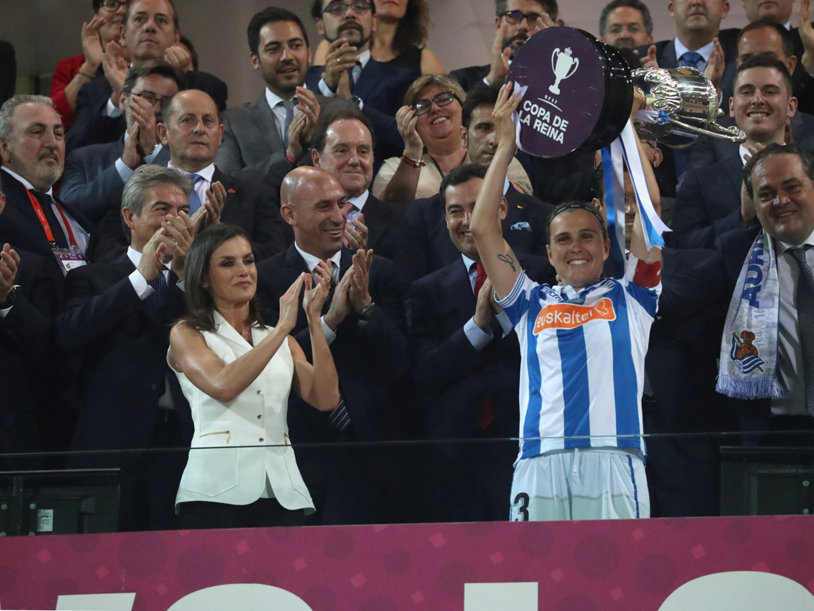 REINA LETIZIA APLAUDIENDO