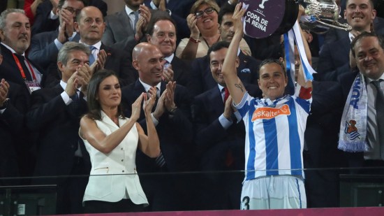 REINA LETIZIA APLAUDIENDO
