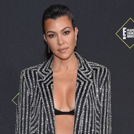 El posado navideño de Kourtney Kardashian desnuda y con un abrigo de 6.000 dólares
