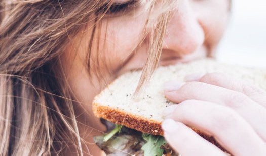 Meriendas ligeras: bocadillo de atún con lechuga