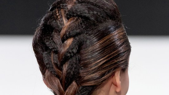 Peina el pelo corto con una trenza de raíz
