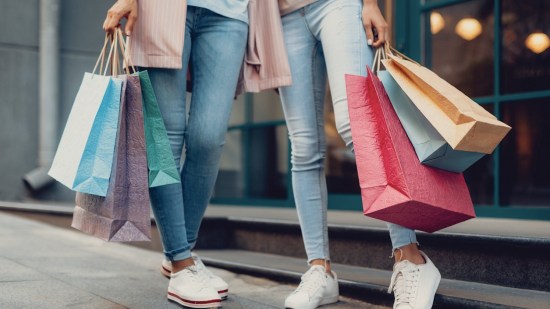 Los jóvenes españoles y la moda sostenible, en cifras: ¿cómo es nuestro consumo de ropa?