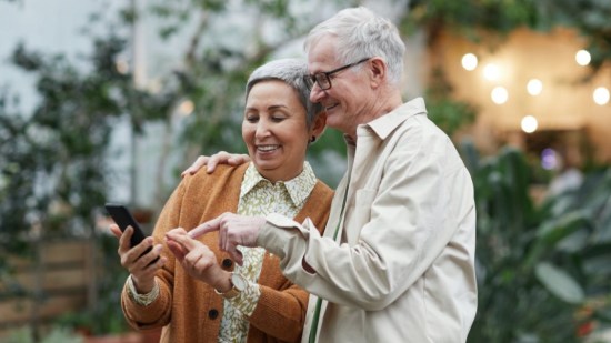 ¿Soltera con más de 50 años? Tips de experto para dar el primer paso y conocer a alguien