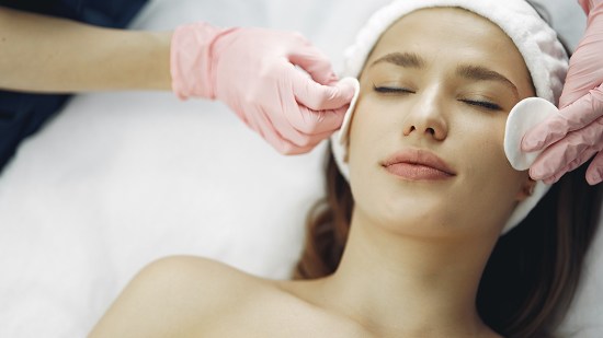 Por qué la mesoterapia facial con vitaminas es el mejor tratamiento para prevenir los daños del sol