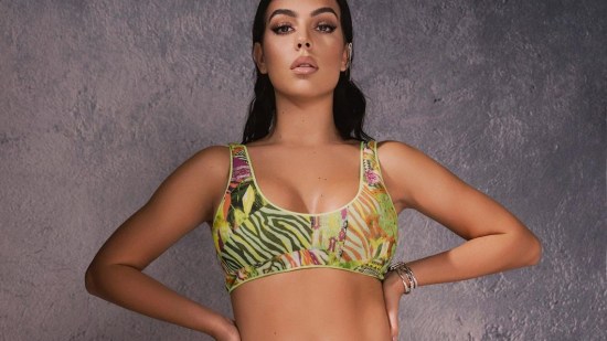 Portada cuadrada Georgina Rodríguez sexy vestido ajustado flores