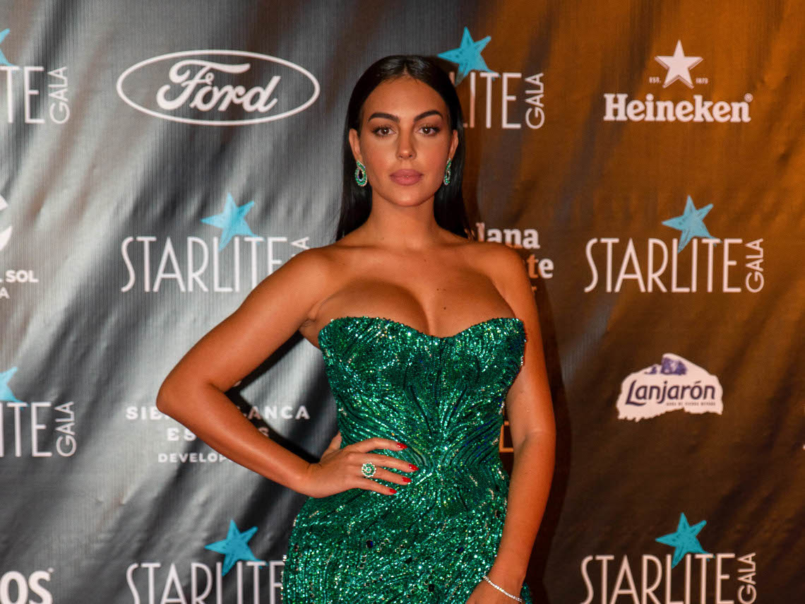Portada cuadrada Georgina Rodríguez look sexy vestido verde Starlite