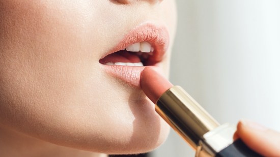 Cómo desmaquillar el pintalabios permanente (sin que tus labios sufran)