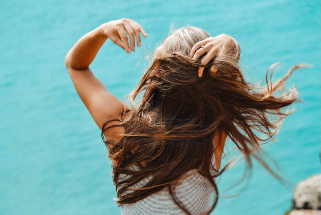 Cómo evitar que se te caiga el pelo en septiembre después del verano, según los expertos