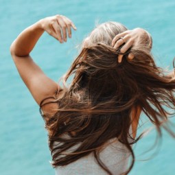 Cómo evitar que se te caiga el pelo en septiembre después del verano, según los expertos