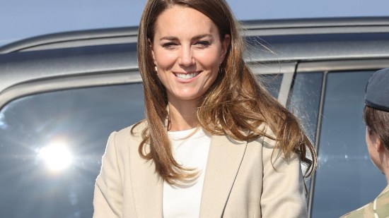 Portada cuadrada Kate Middleton look chaqueta blazer pantalón palazzo