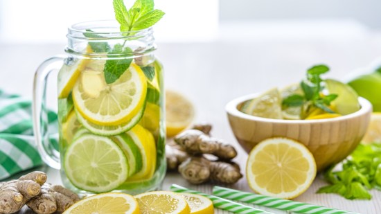 10 beneficios de beber agua con limón cada mañana