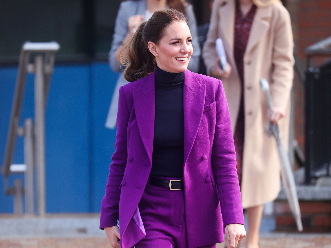 Portada cuadrada Kate Middleton look oficina traje chaqueta morado