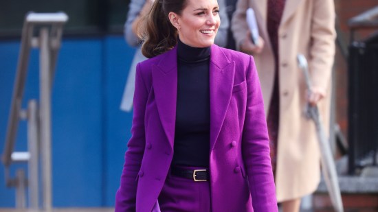 Portada cuadrada Kate Middleton look oficina traje chaqueta morado