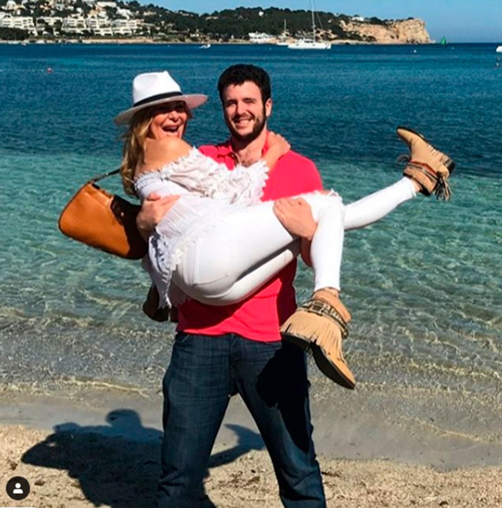 Ana Obregón junto a su hijo.