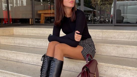 Así es la falda mini con estampado de cuadros más barata de Lefties con la que arrasa Mery Turiel y combina con botas moteras