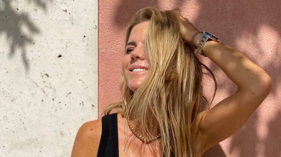 Amelia Bono planta cara al frío con la falda de piel fucsia que arrasa