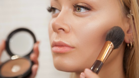 Clowing, así funciona la técnica de los maquilladores expertos para neutralizar imperfecciones en la piel