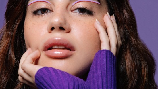 Eyeliners adhesivos: el truco viral que no dejan de lucir las famosas