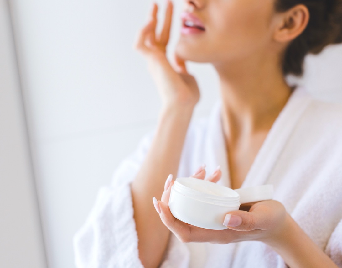 La OCU avisa: estos son los ingredientes peligrosos que debes vigilar al comprar cosméticos