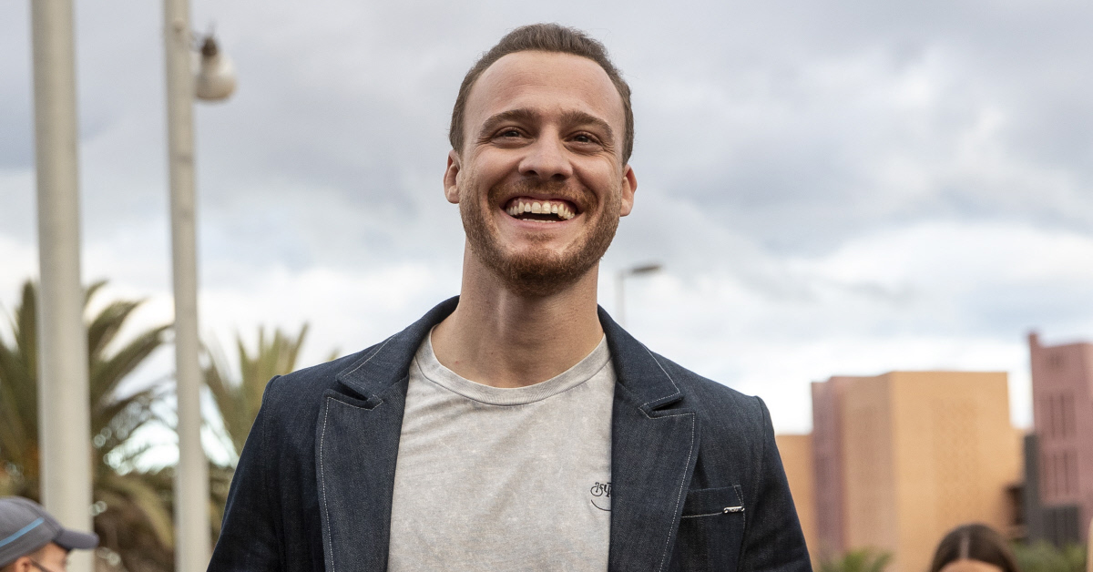 ¡Así era Kerem Bürsin de pequeño! El actor turco derrite a sus fans con una foto de su infancia