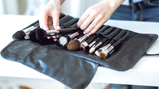 Cómo lavar tus brochas de maquillaje