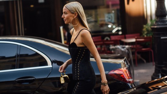 Por menos de 10 euros, versátil y MUY FAVORECEDOR: así es el vestido negro de H&M que arrasa entre las que más saben de moda