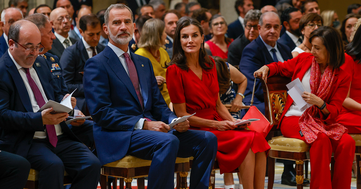 Un total look rojo y una curiosa coincidencia: Letizia protagonista con su último reciclaje